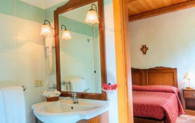 Hotel La Foresteria Abbadia di Fiastra Номер фото